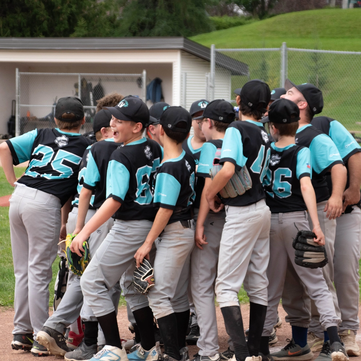 Équipe de baseball Laurier à la fin d'une partie qu'elle a gagnée