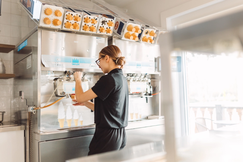 Une employée prépare une molle à la machine