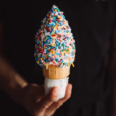 Cornet de molle recouvert de bonbons multicolores