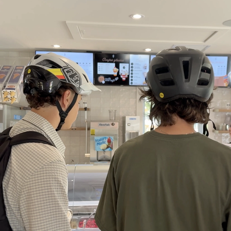 Deux cyclistes casqués commandent au comptoir